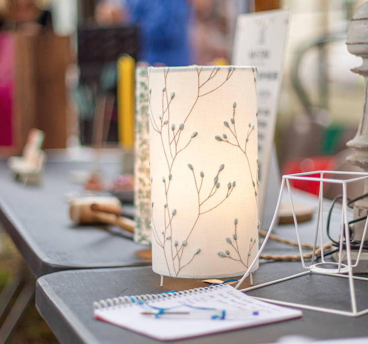 La lampe est posée sur une table de salle de bain avec une douce lumière.